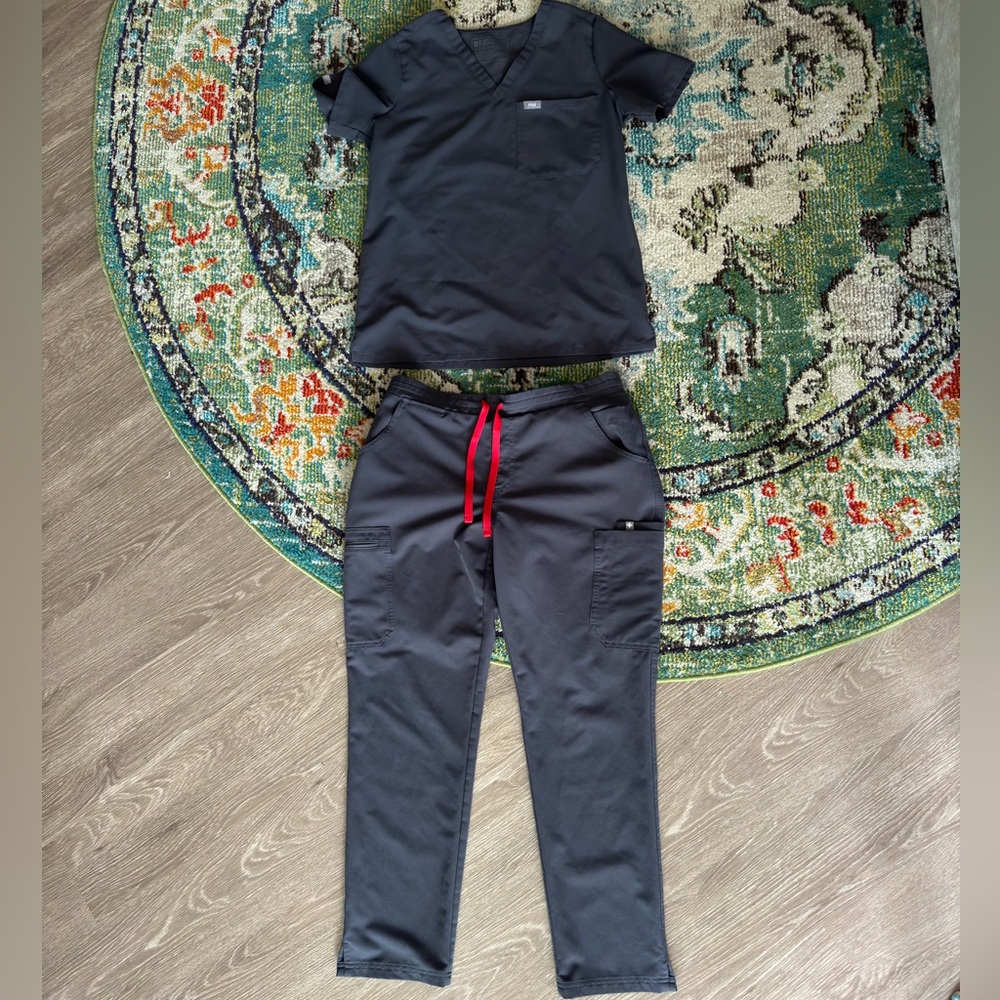 Figs small medium Petite scrubs set Charcoal Small Top, Medium Petite Bottom EUC